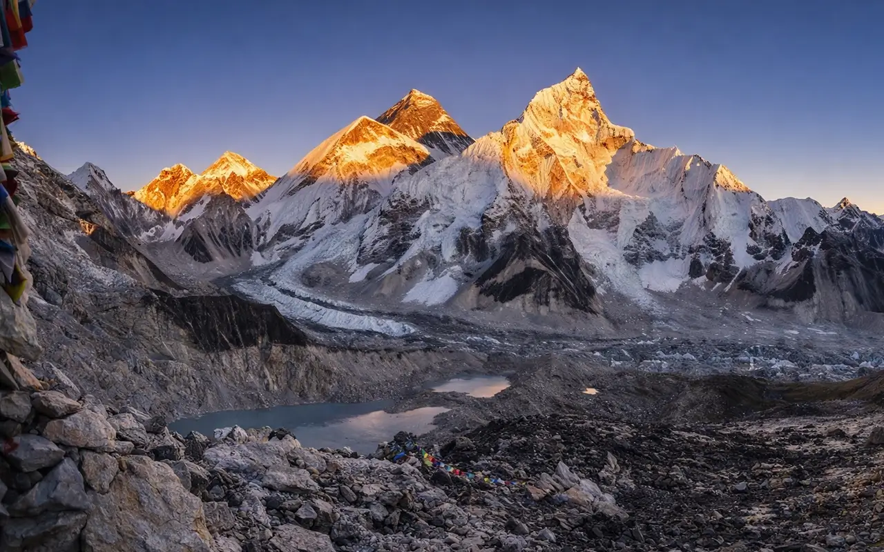 Khumbu icefall everest panoramic view